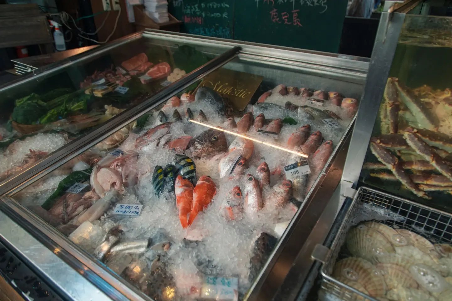 Fresh seafood on ice at a Taiwan market stall