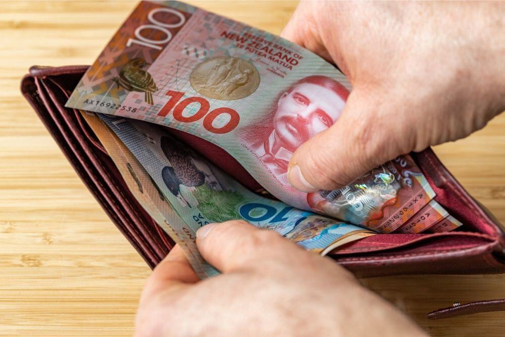 New-Zealand-Tipping-Etiquette-How-to-Give-a-Tip