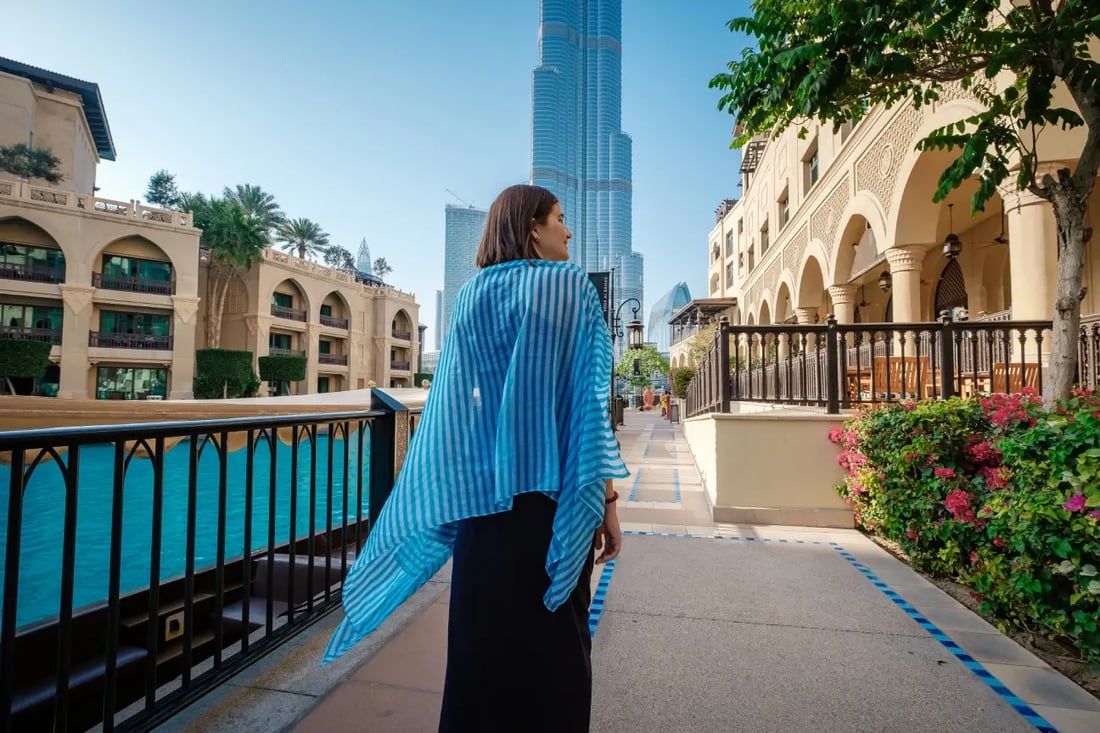 enjoying-travel-in-united-arabian-emirates-young-2026-09-23-02-30-27-utc